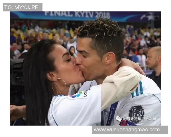 足球明星与女友甜蜜亲吻瞬间曝光引发粉丝热议与祝福