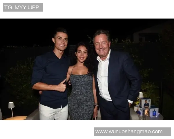 足球巨星C罗甜蜜亲吻爱妻展现幸福家庭生活瞬间 足球巨星C罗甜蜜亲吻爱妻展现幸福家庭生活瞬间