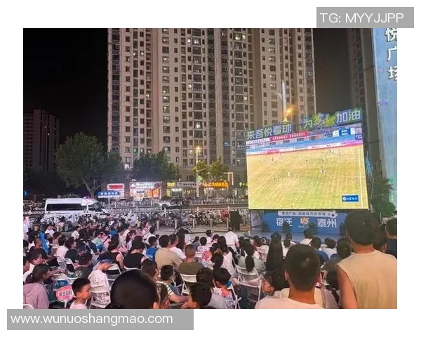 足球明星齐聚赛场激情四溢引发球迷热潮盛况空前 足球明星齐聚赛场激情四溢引发球迷热潮盛况空前